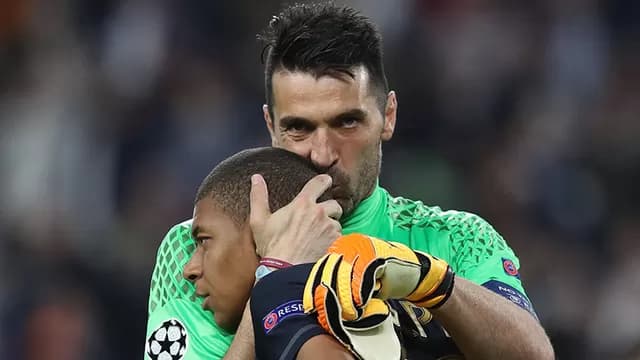 Buffon se despide de Mbappé. Foto: AFP-foto-1