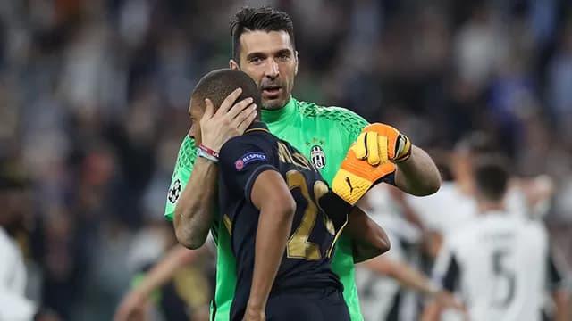 Buffon se despide de Mbappé. Foto: AFP-foto-2