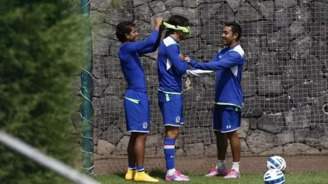 Futbolistas de Cruz Azul intentaron anotar goles olímpicos con los ojos vendados-foto-2
