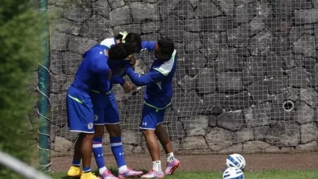Futbolistas de Cruz Azul intentaron anotar goles olímpicos con los ojos vendados-foto-3