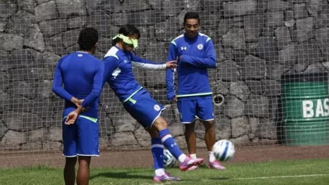 Futbolistas de Cruz Azul intentaron anotar goles olímpicos con los ojos vendados-foto-4