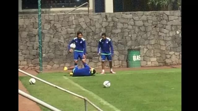 Futbolistas de Cruz Azul intentaron anotar goles olímpicos con los ojos vendados-foto-5