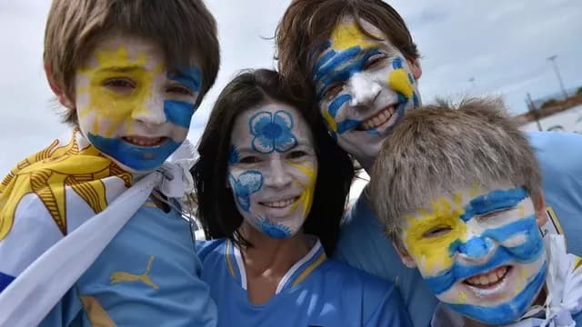 Los hinchas de Uruguay e Italia calientan la previa del decisivo encuentro-foto-11