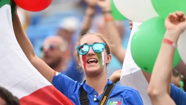 Los hinchas de Uruguay e Italia calientan la previa del decisivo encuentro-foto-14