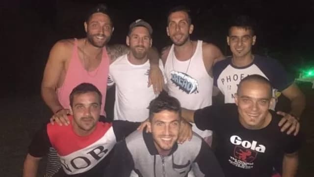Lionel Messi se reencontró con sus amigos de las menores de Newell's-foto-1