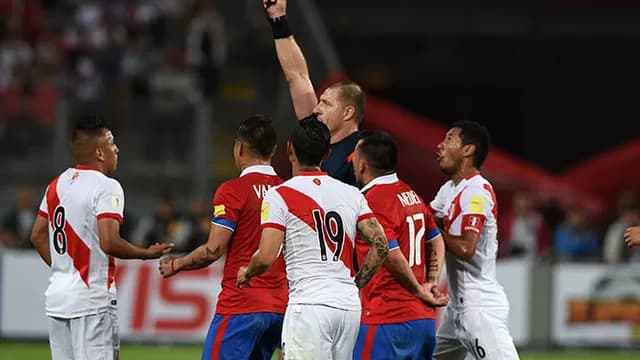 Cueva le dio un pelotazo a Valdivia. (Foto: AFP)-foto-1