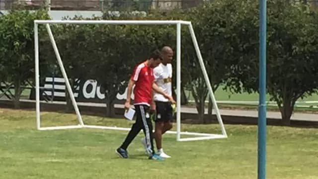 Alberto Rodríguez conversando con el DT de Sporting Cristal.-foto-1