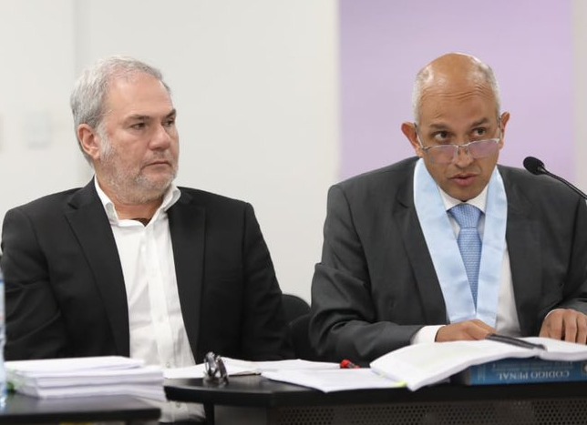 El periodista Mauricio Fernandini y su abogado durante la audiencia judicial del 24 de julio - Foto: Poder Judicial