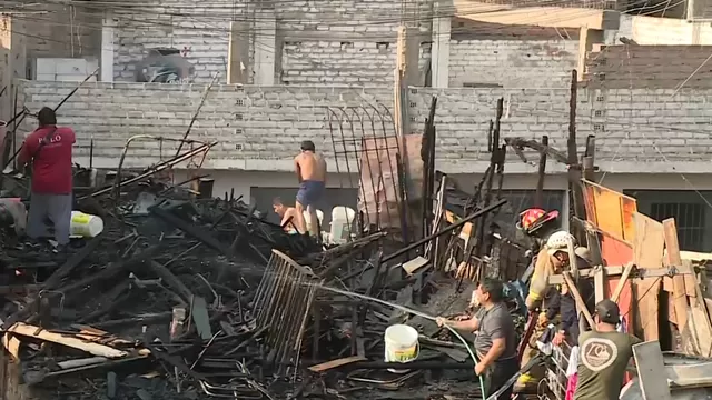 El Agustino: Bomberos controlaron incendio que arrasó el cuarto piso de una vivienda