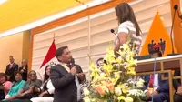 Durante ceremonia de juramentación, alcalde de Comas pidió matrimonio a su pareja