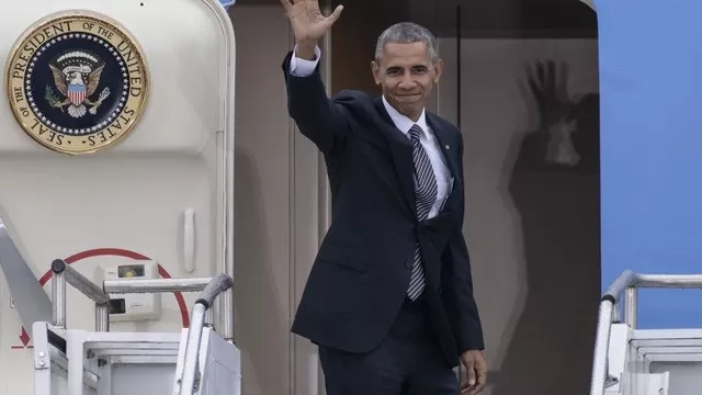Barack Obama se despide mientras entra a su avión 'Air Force One' al salir de Berlín. (Vía: AFP)