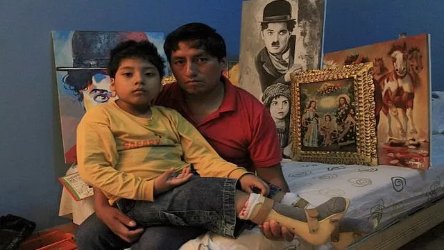 Artista cusqueño remata sus obras para costear tratamiento de su hijo enfermo