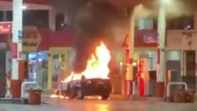 Ate: Auto se incendió en grifo mientras se abastecía de combustible