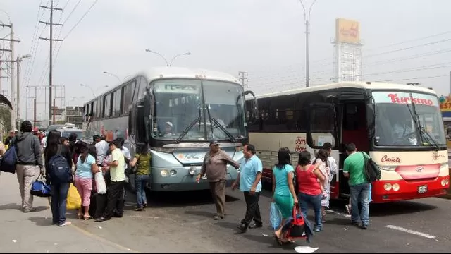 Transportistas dejan a pasajeros en medio de la carretera. Foto referencial: Andina