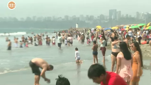 Bañistas llegaron a la playa Agua Dulce para disfrutar del feriado largo