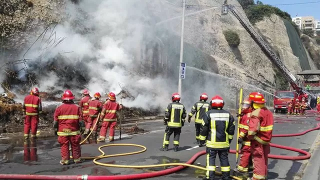 Incendio en la Costa Verde. Foto: Andina