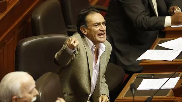 Congresista Héctor Becerril.