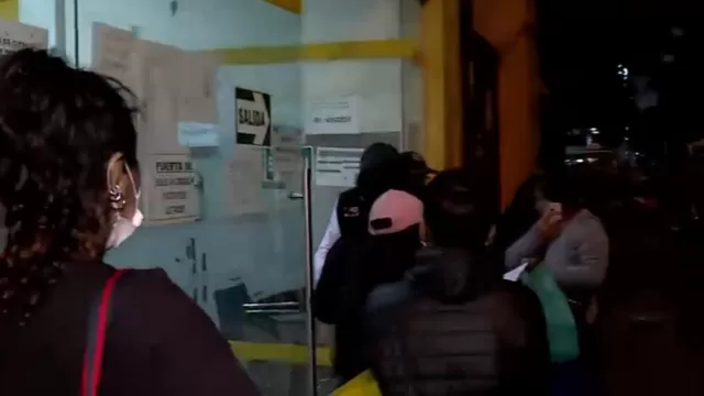 Breña: Familiares de pacientes pernoctan en exteriores del hospital del Niño 