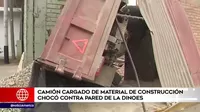 Camión cargado de material de construcción chocó contra pared de la Dinoes