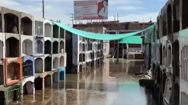 Cementerio de Túcume se encuentra inundado tras fuertes lluvias en Chiclayo