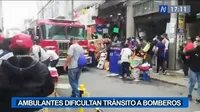 Centro de Lima: Ambulantes dificultan tránsito a bomberos