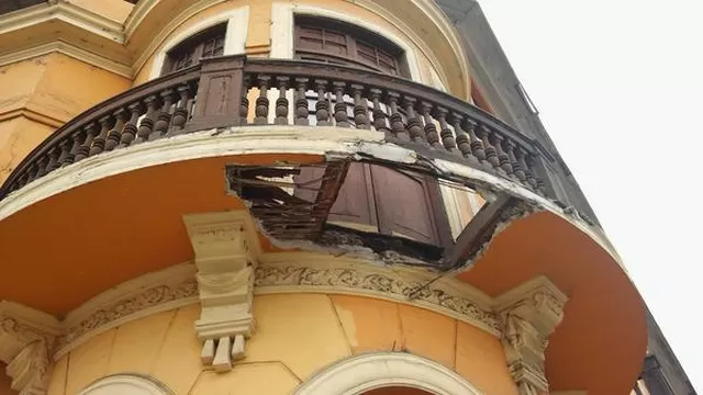 Centro de Lima: uno de los balcones de la Plaza Bolognesi está en grave riesgo