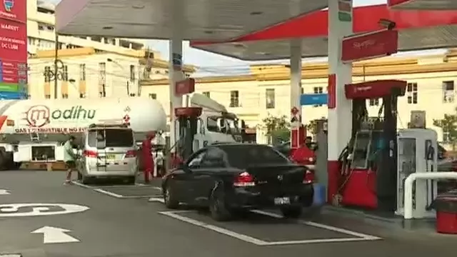 Precio de la gasolina continúa a la baja