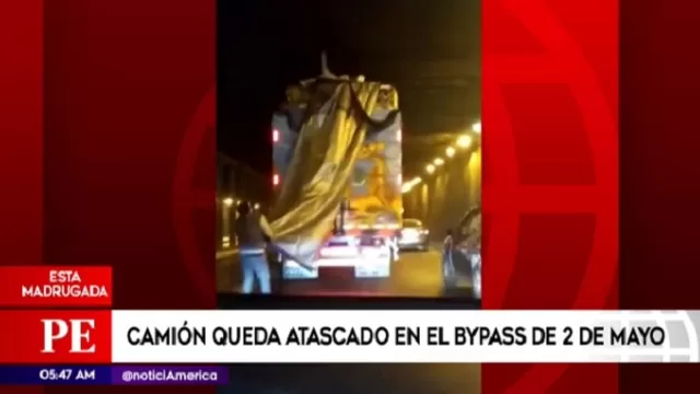 Cercado de Lima: camión quedó atascado en el Bypass de 2 de Mayo