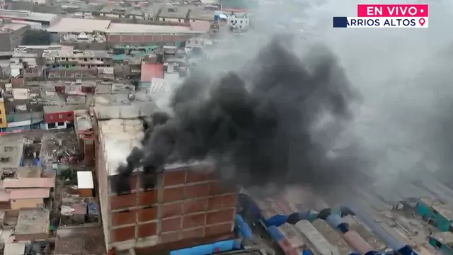 Cercado de Lima: Se reavivó fuego en almacén y bomberos continúan con su labor