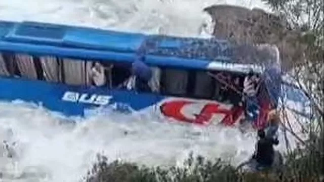 Bus interprovincial con pasajeros cayó al río Utcubamba en Chachapoyas