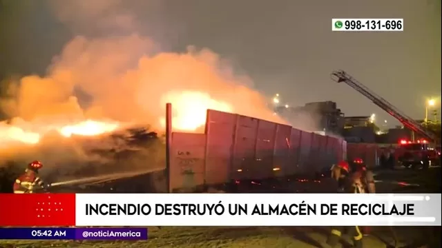 Chorrillos: Incendio destruyó un almacén de reciclaje