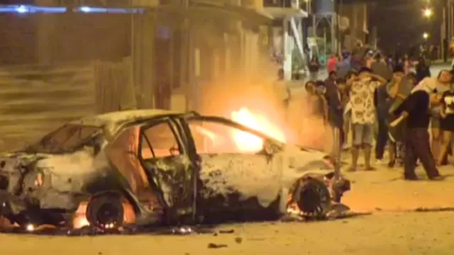 Cieneguilla: Vecinos capturan a presuntos ladrones y queman su vehículo
