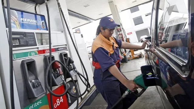 Gasolinas bajaron de precio. Foto: Andina