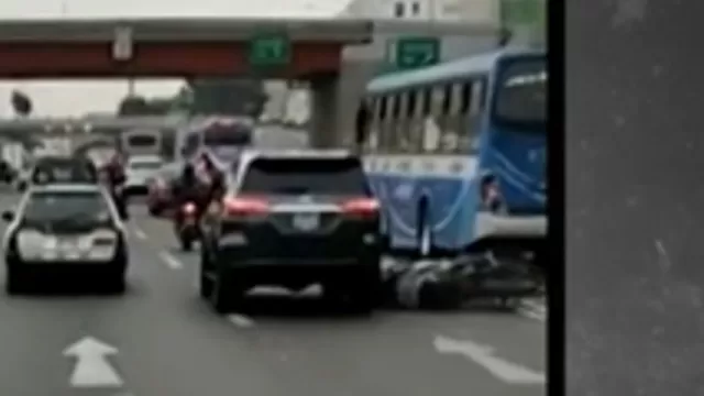Conductor de camioneta embistió a motociclista y lo dejó tendido en la vía de Evitamiento