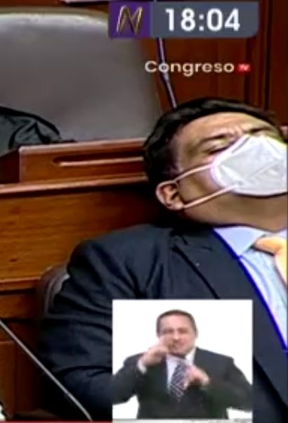 Congresista duerme durante sustentación de insistencia a cuestión de confianza