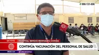 Continúa la vacunación del personal médico en el hospital Sergio Bernales