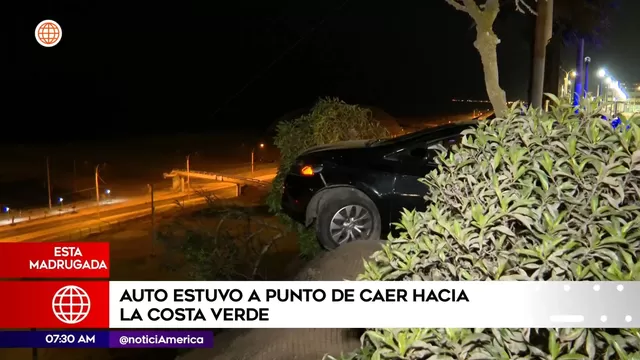 Costa Verde: Auto estuvo a punto de caer por una pendiente tras despiste