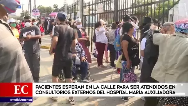 Pacientes esperan en la calle para ser atendidos en consultorios externos del Hospital María Auxiliadora
