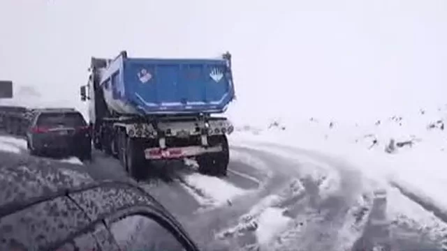 Cusco: Paso restringido por nevada deja varados a camioneros y transportistas