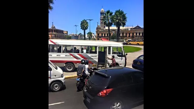 Una cúster de Orión invadió la vereda de la Plaza Bolognesi