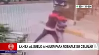 Delincuente lanza al suelo a mujer para robarle su celular