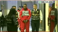 Delincuentes capturados son presentados con uniforme rojo, grilletes y carteles