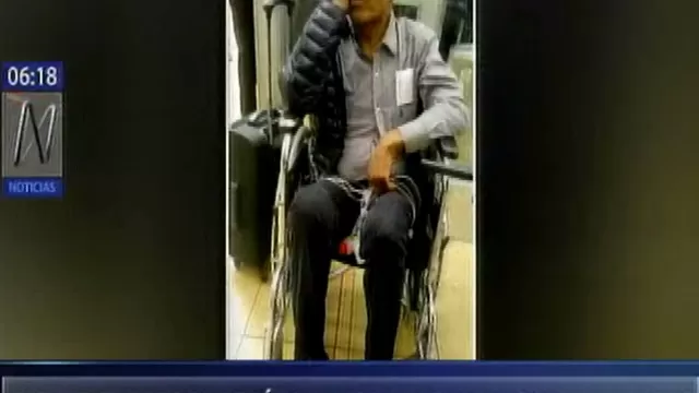 Teófilo Cubillas es captado en silla de ruedas en el aeropuerto 