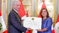 Dina Boluarte condecoró a Mario Vargas Llosa con el Gran Collar de la Orden El Sol del Perú