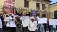 Profesores de la Universidad Nacional de Piura se encadenan en protesta por falta de presupuesto y mejores sueldos