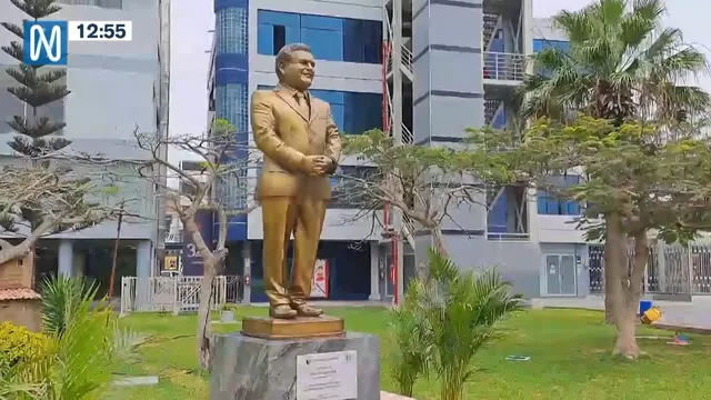 Estatua dorada de César Acuña fue colocada nuevamente en universidad de Trujillo 