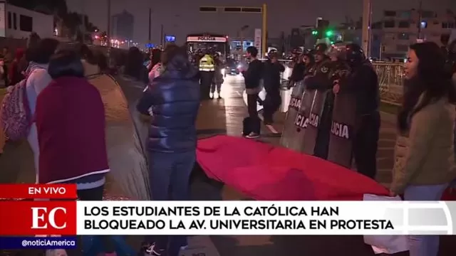 Estudiantes de la Católica bloquearon la Av. Universitaria
