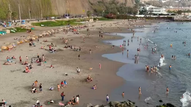 Familias acuden a playa ante calor inusual en temporada de invierno