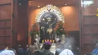 Fieles se preparan la procesión del Señor de los Milagros