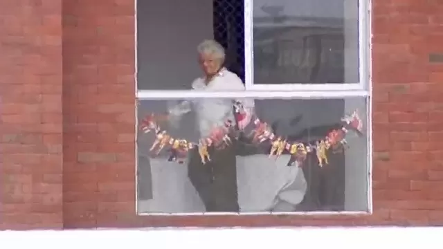 Fiestas Patrias: Abuelita se contagió del desfile cívico-militar y se robó el show desde su ventana